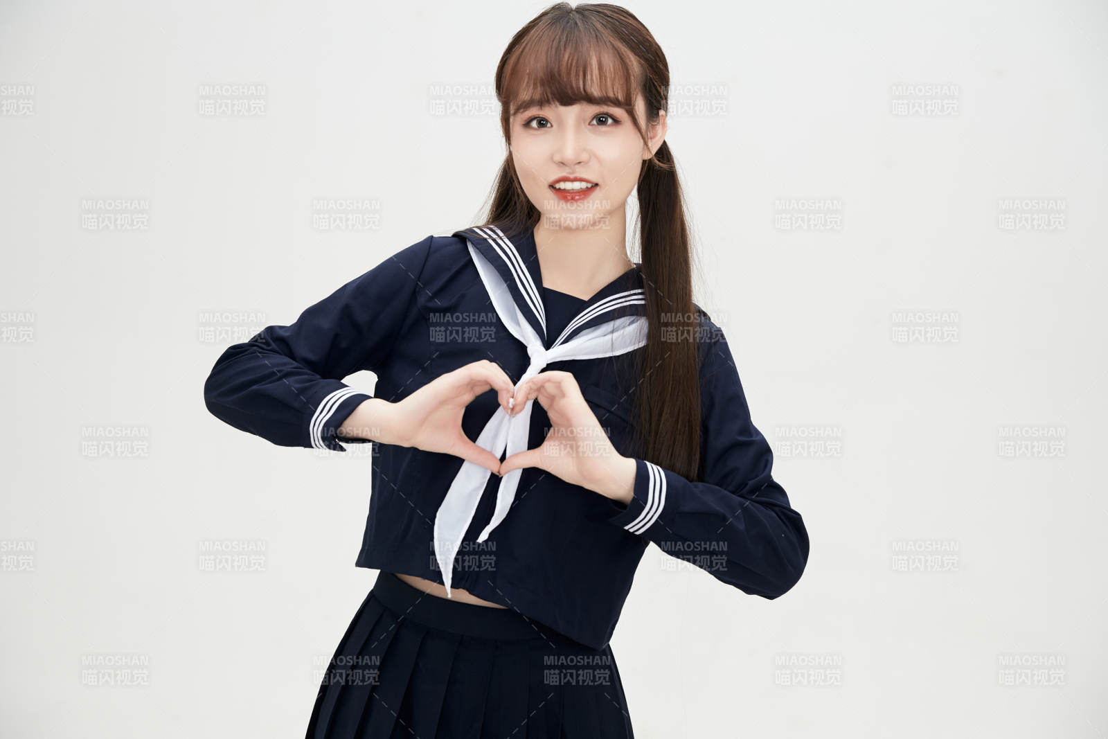 身穿日系高中制服的美麗少女