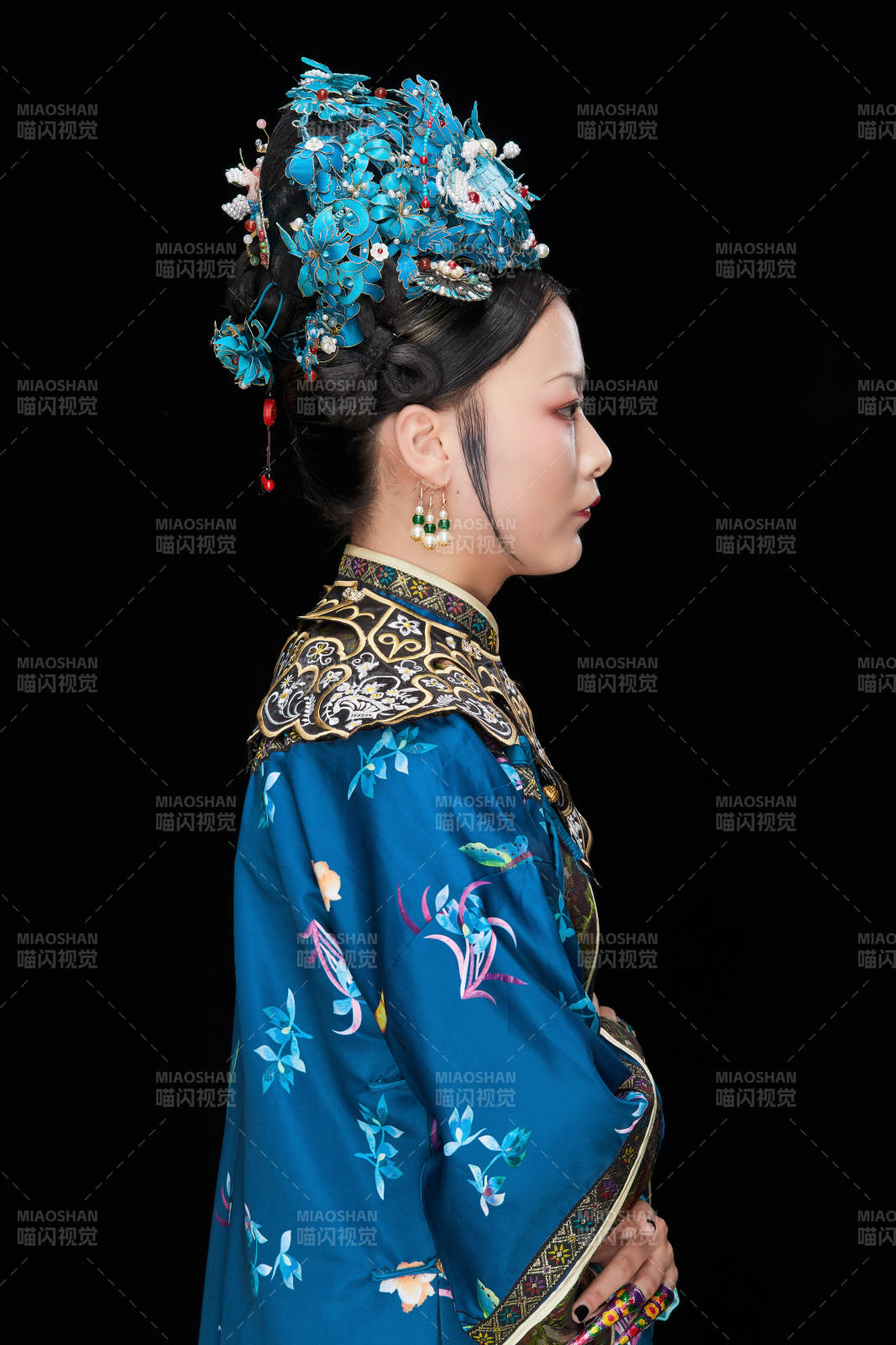 黑色背景下的清代女性古裝造型清朝古裝