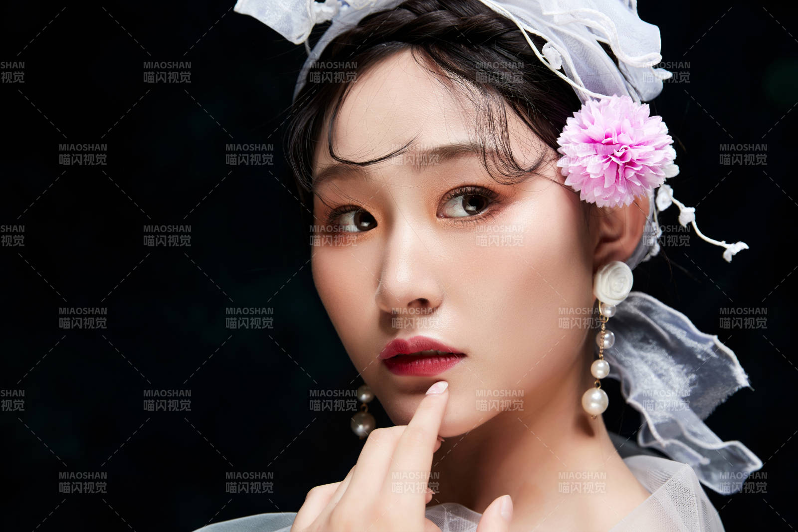 黑色背景下的女性復古婚紗妝面