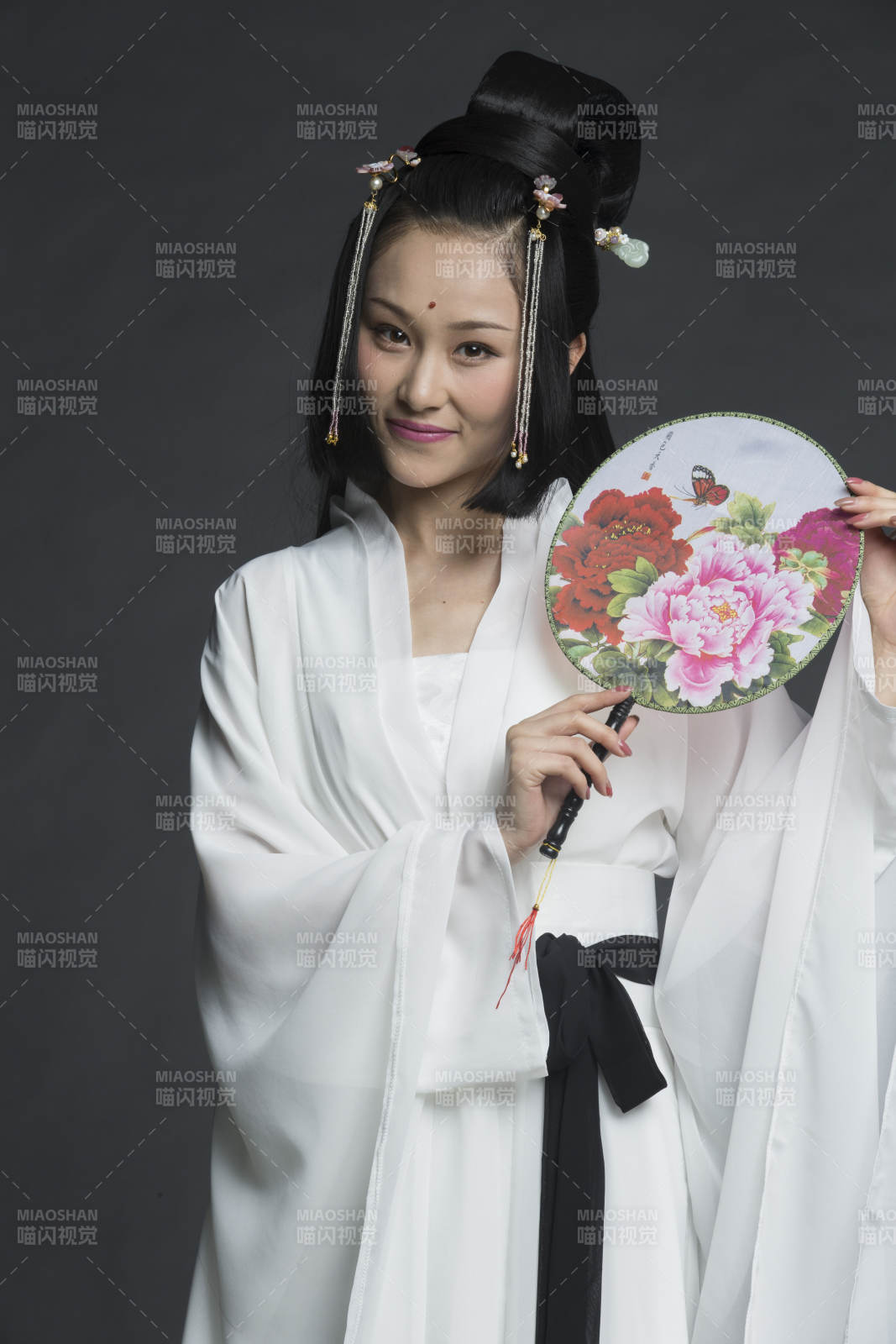 身穿古裝的漢服女性人像漢服影棚拍攝