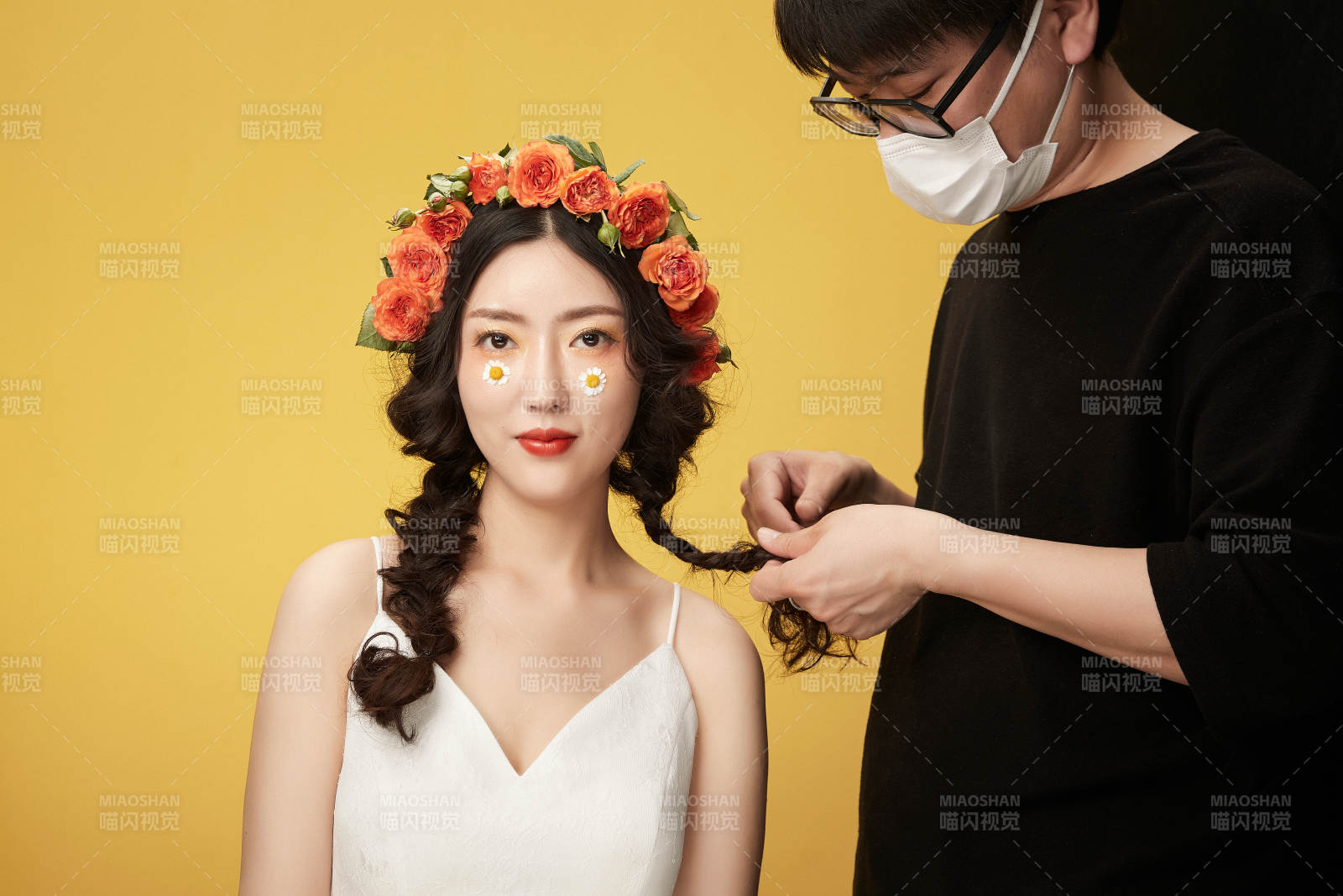 進行美妝化妝的化妝師與模特