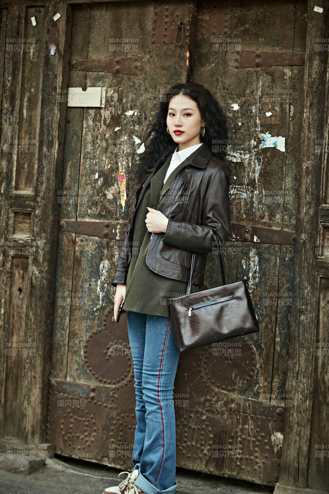 老舊城區(qū)里穿著復(fù)古港風(fēng)的美麗清純少女