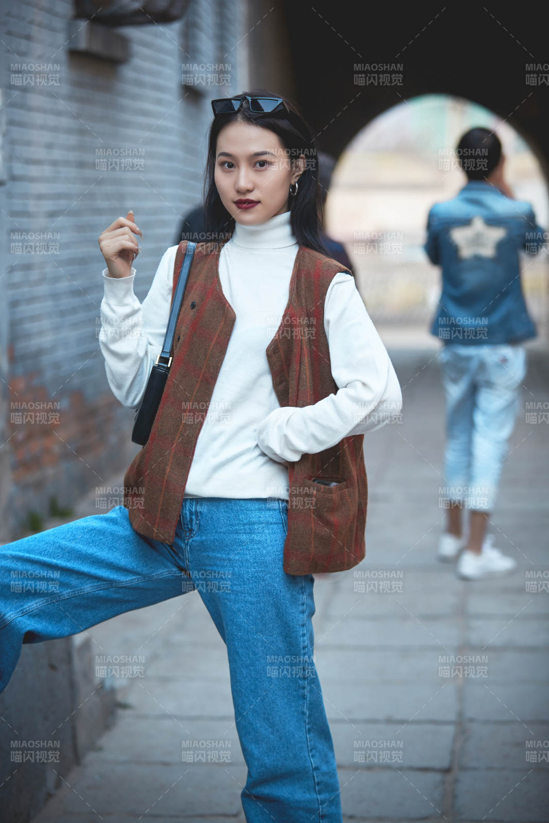 老舊城區(qū)里穿著復(fù)古港風(fēng)的美麗清純少女