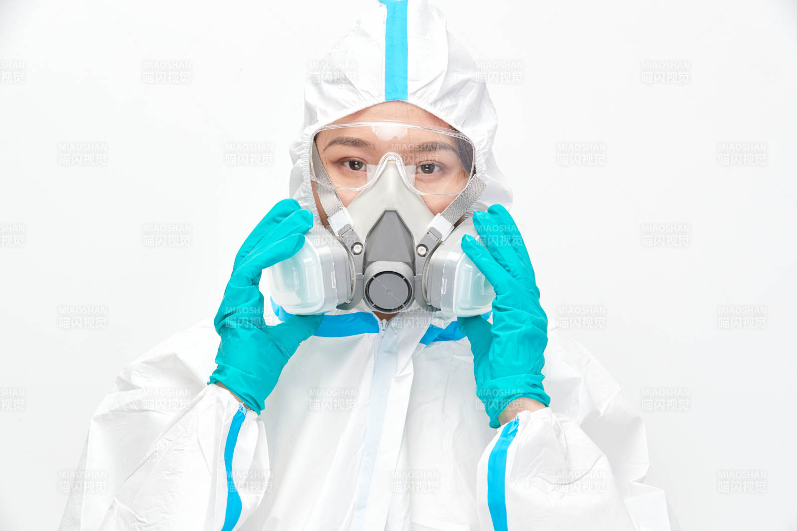 穿白色防护服佩戴护目镜口罩的女性医疗人员