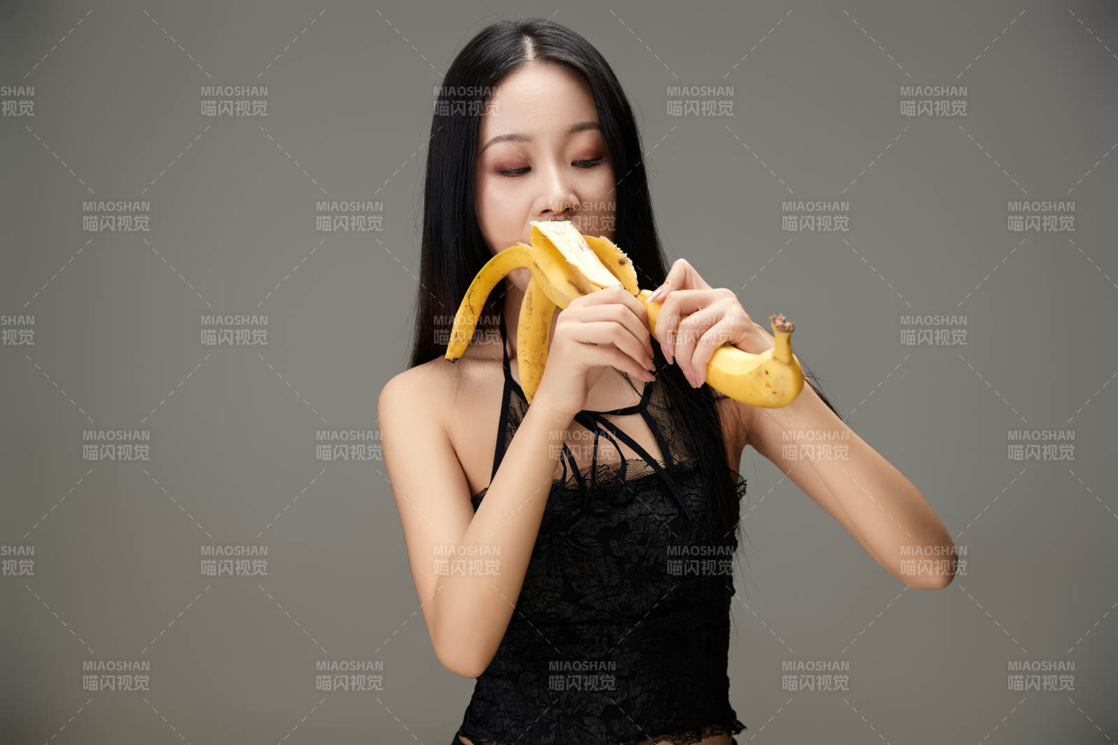 吃水果的亞洲東方長發(fā)少女