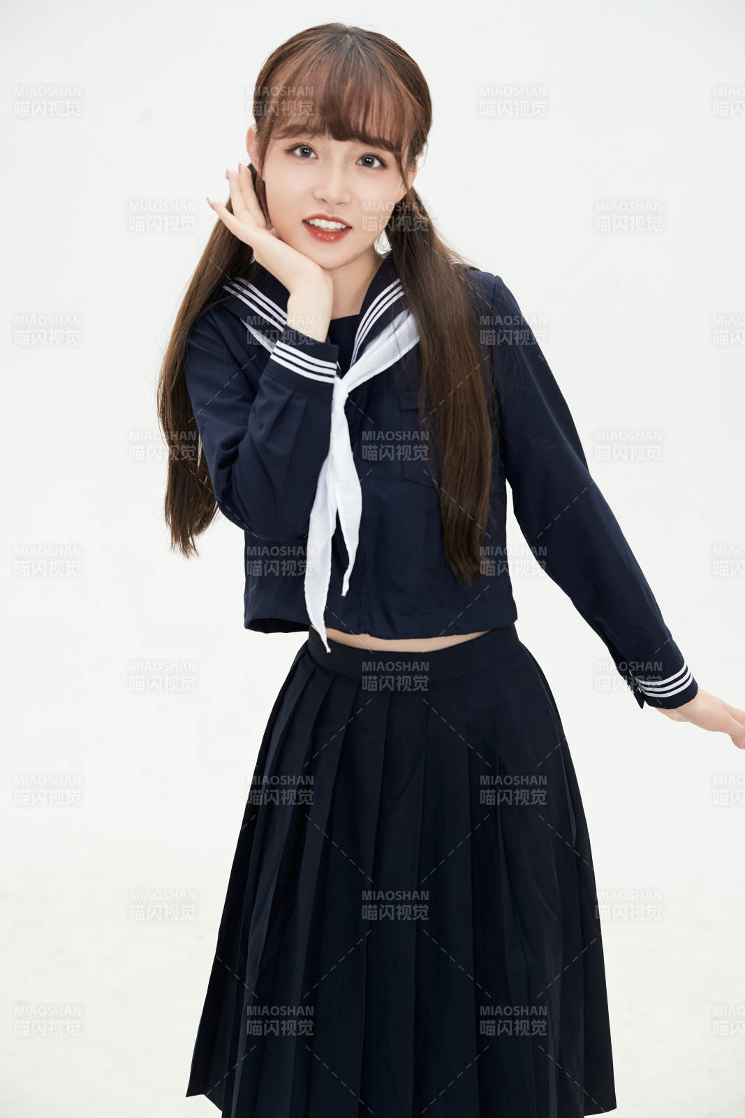 身穿日系高中制服的美麗少女
