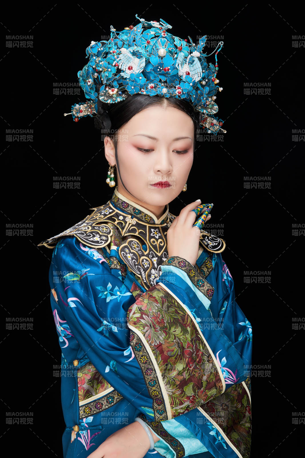 黑色背景下的清代女性古裝造型清朝古裝