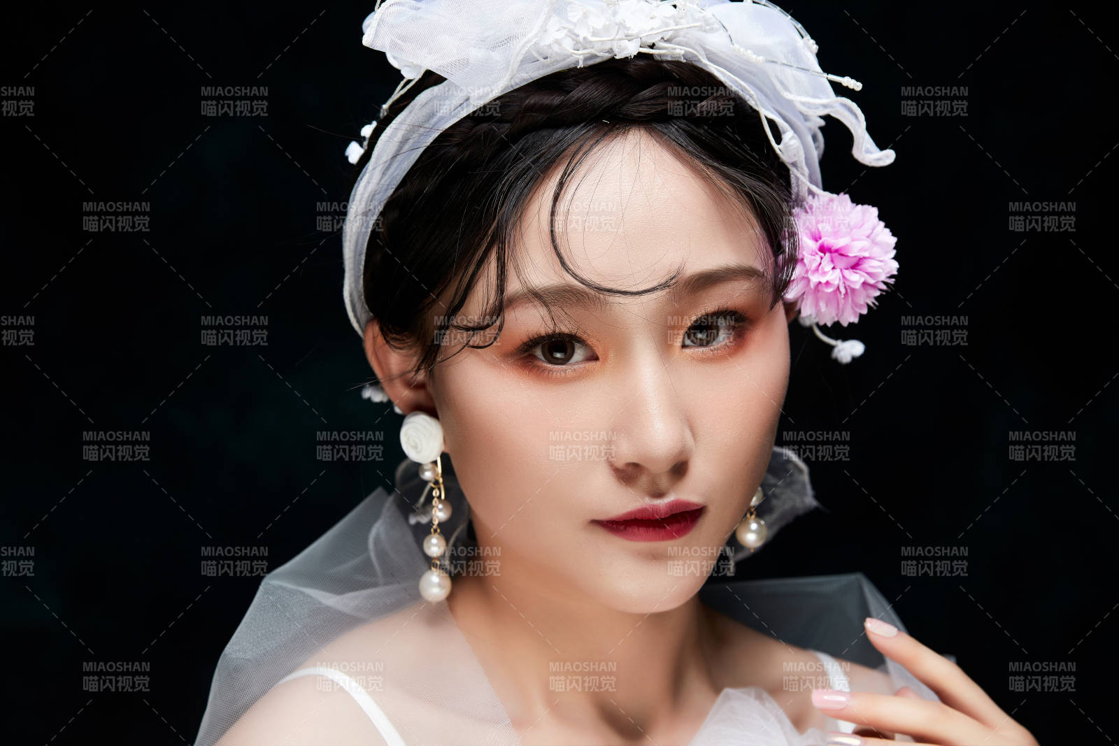 黑色背景下的女性復古婚紗妝面