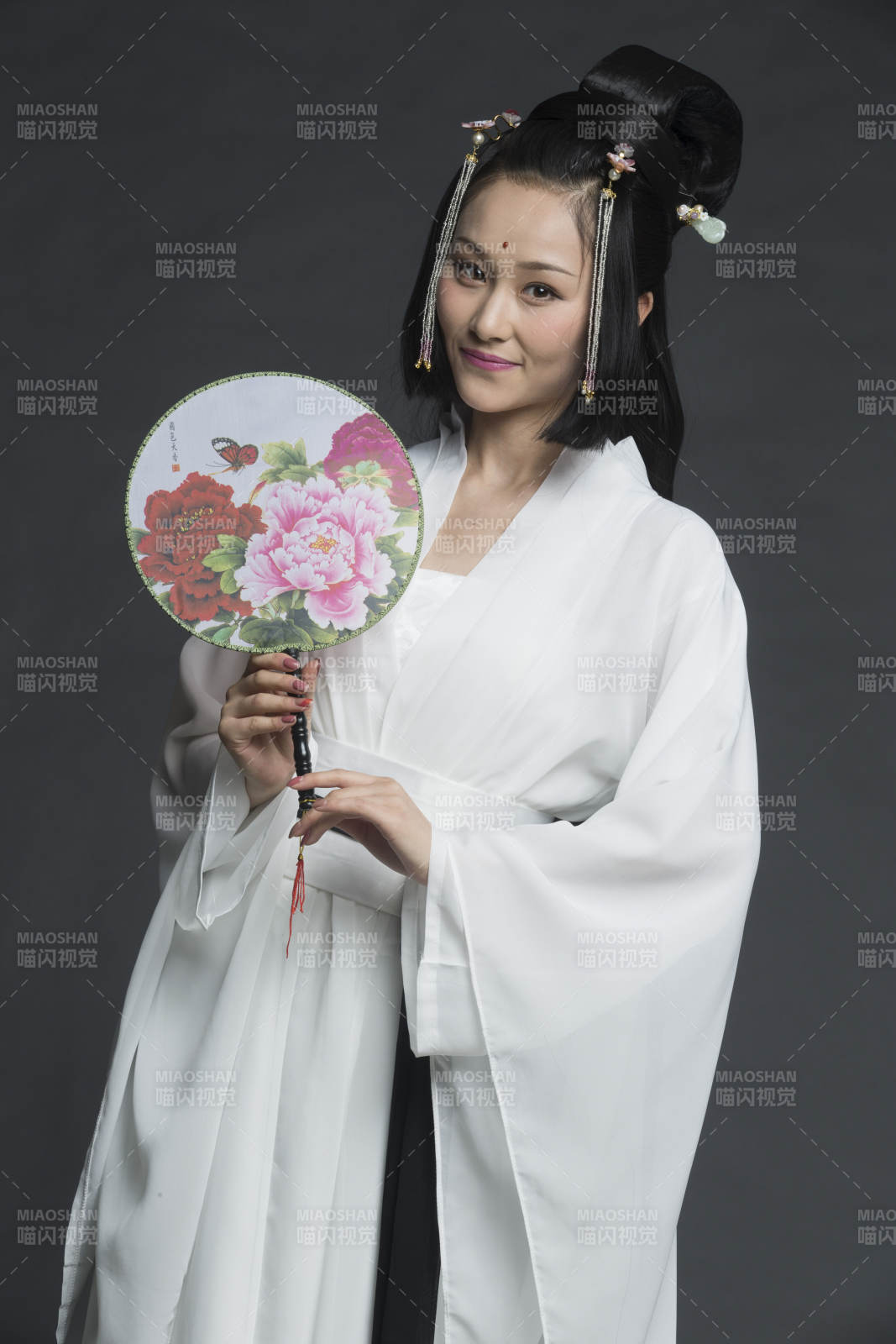 身穿古裝的漢服女性人像漢服影棚拍攝