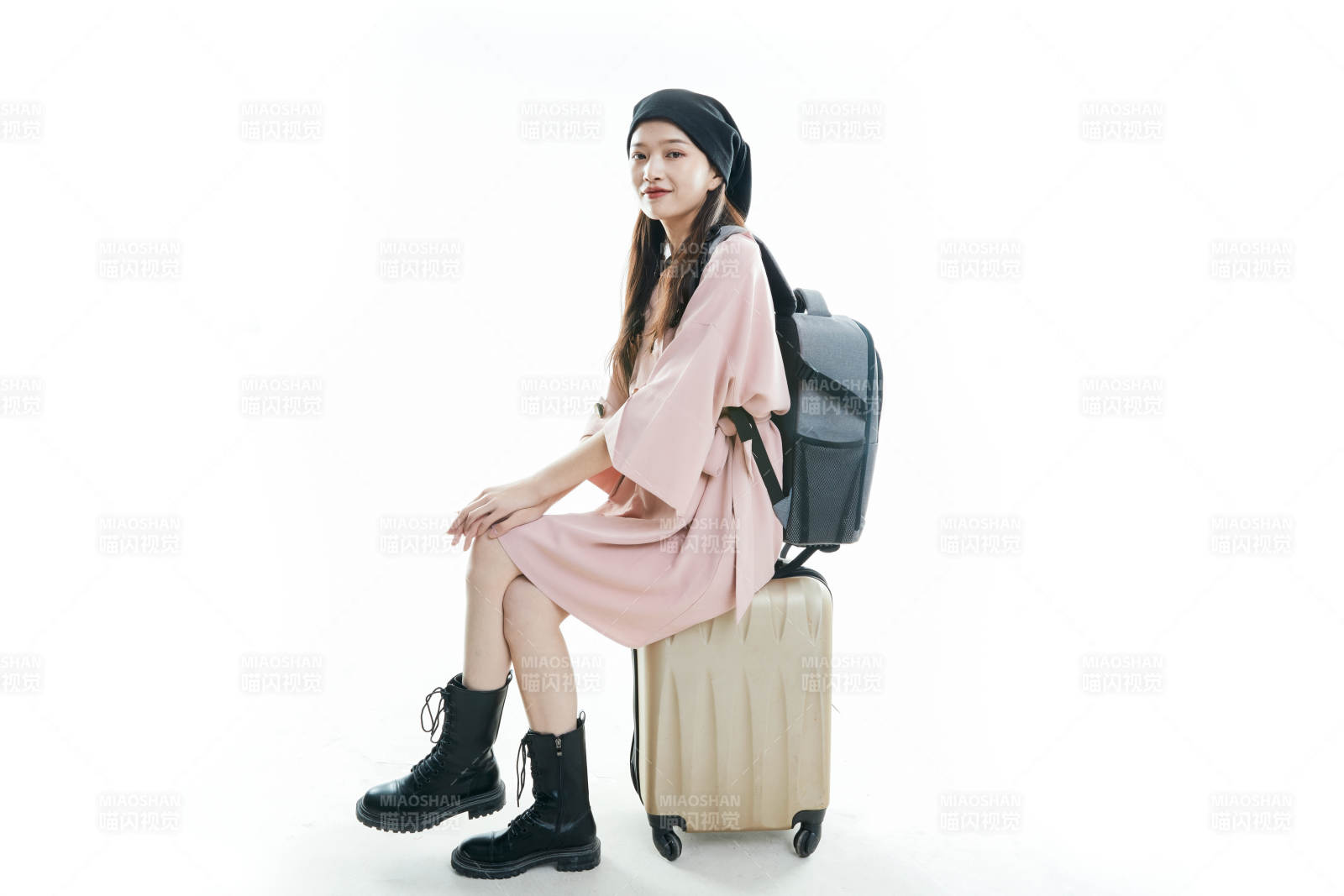 白色背景下準備出發旅行的美麗東方女大學生