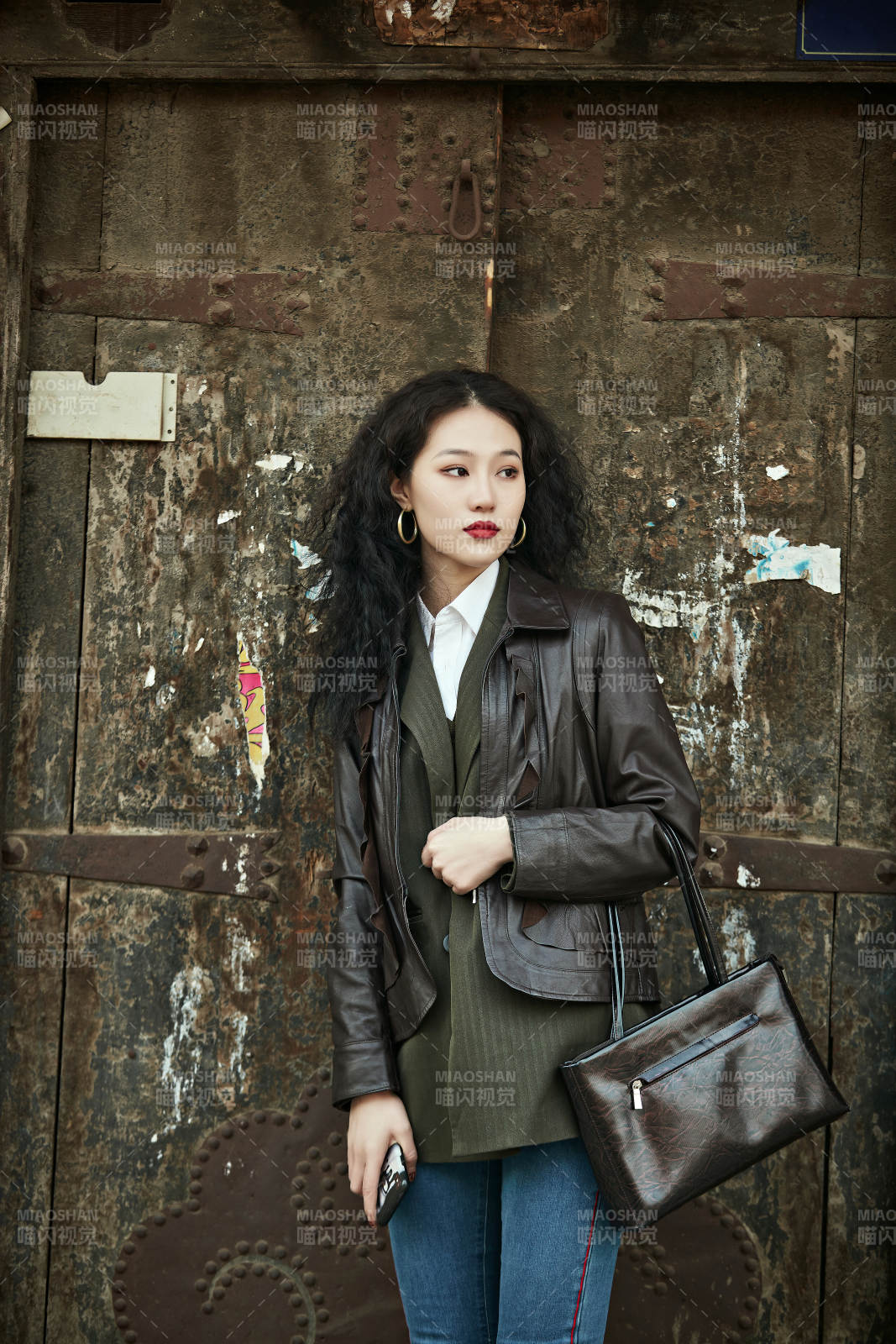 老舊城區里穿著復古港風的美麗清純少女