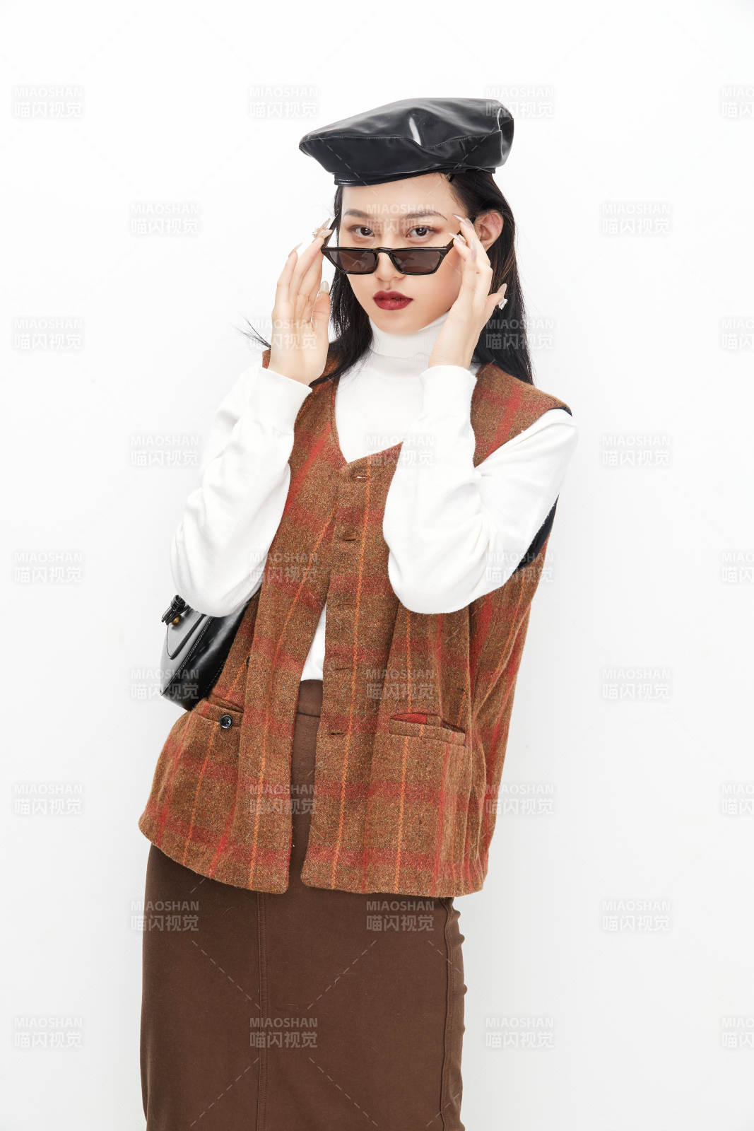 身穿復(fù)古服裝的亞洲少女人像