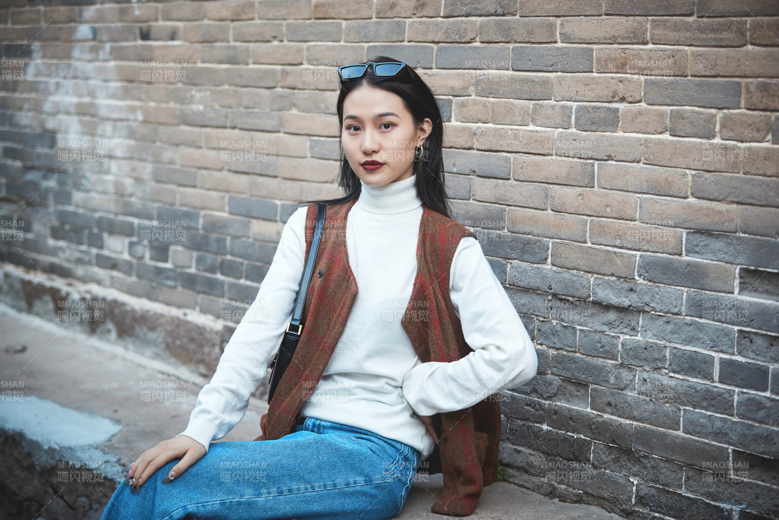 老舊城區里穿著復古港風的美麗清純少女