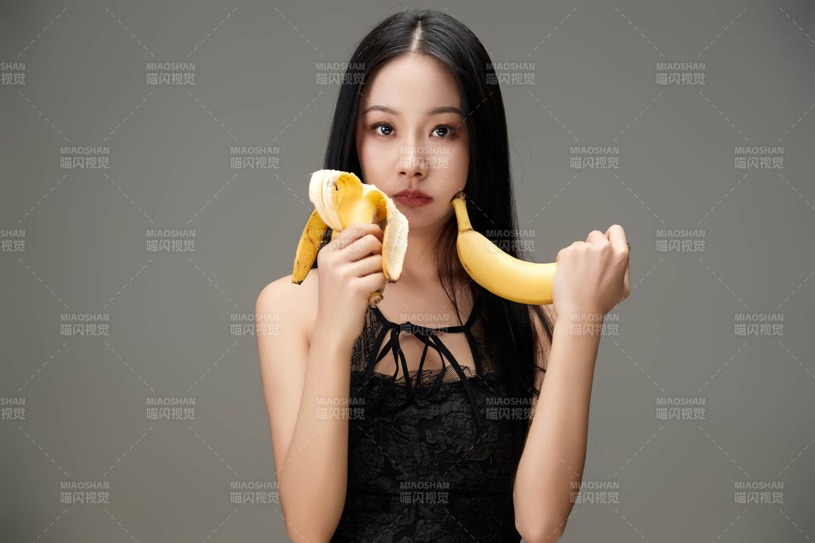 吃水果的亞洲東方長發少女