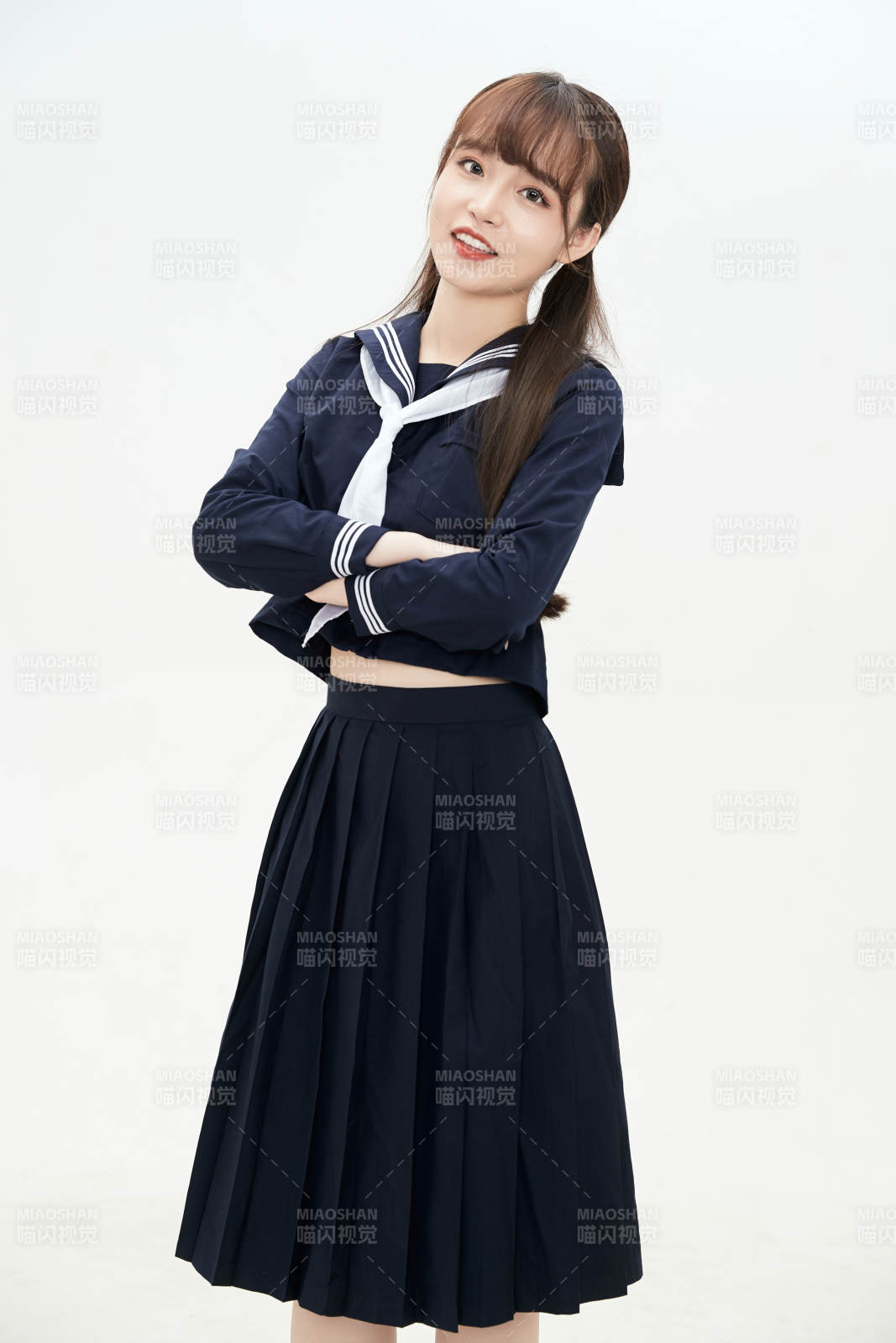 身穿日系高中制服的美麗少女