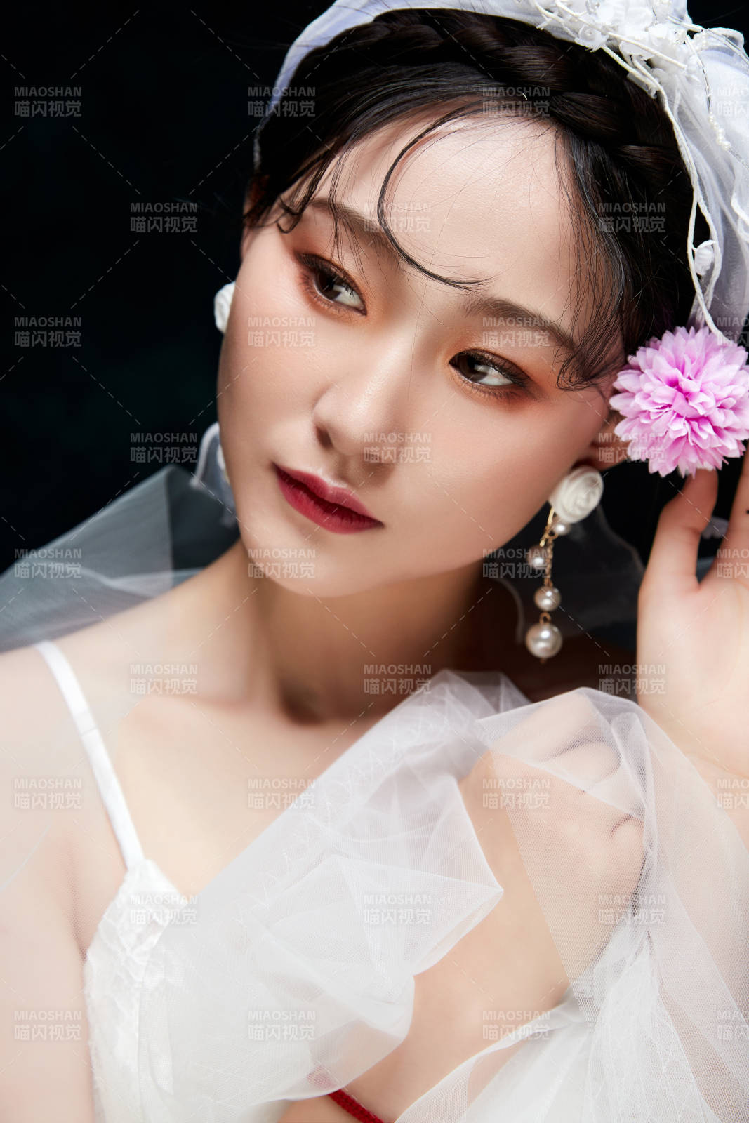 黑色背景下的女性復古婚紗妝面