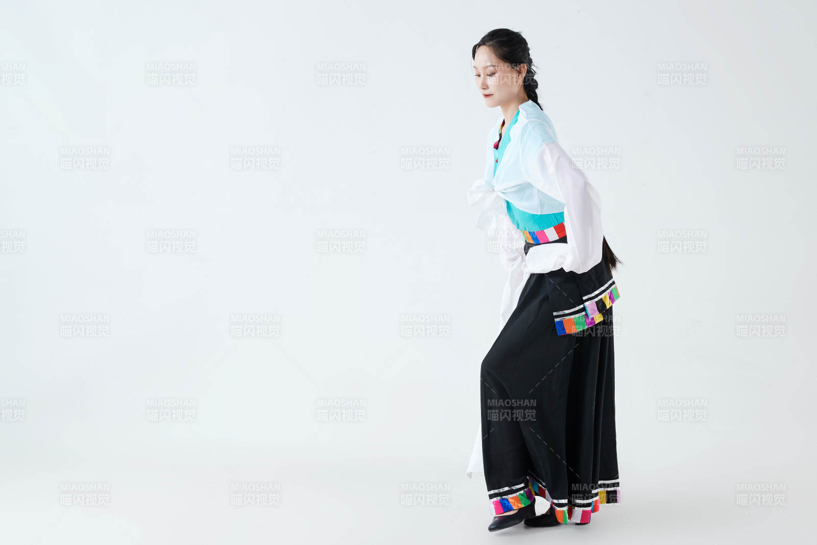 穿著藏族服飾跳著藏族舞蹈的少女