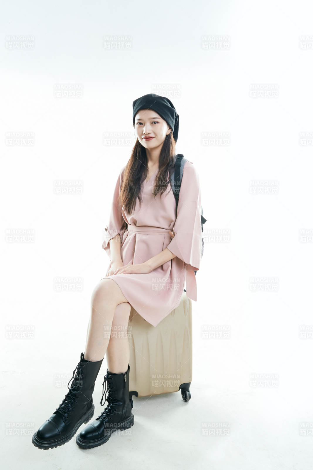 白色背景下準備出發旅行的美麗東方女大學生