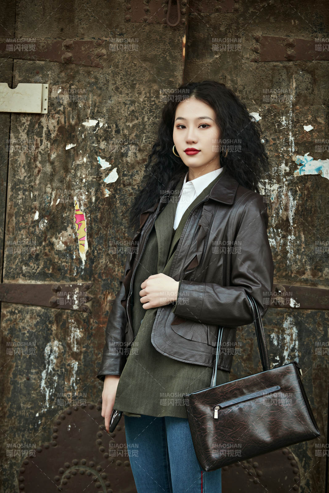 老旧城区里穿着复古港风的美丽清纯少女