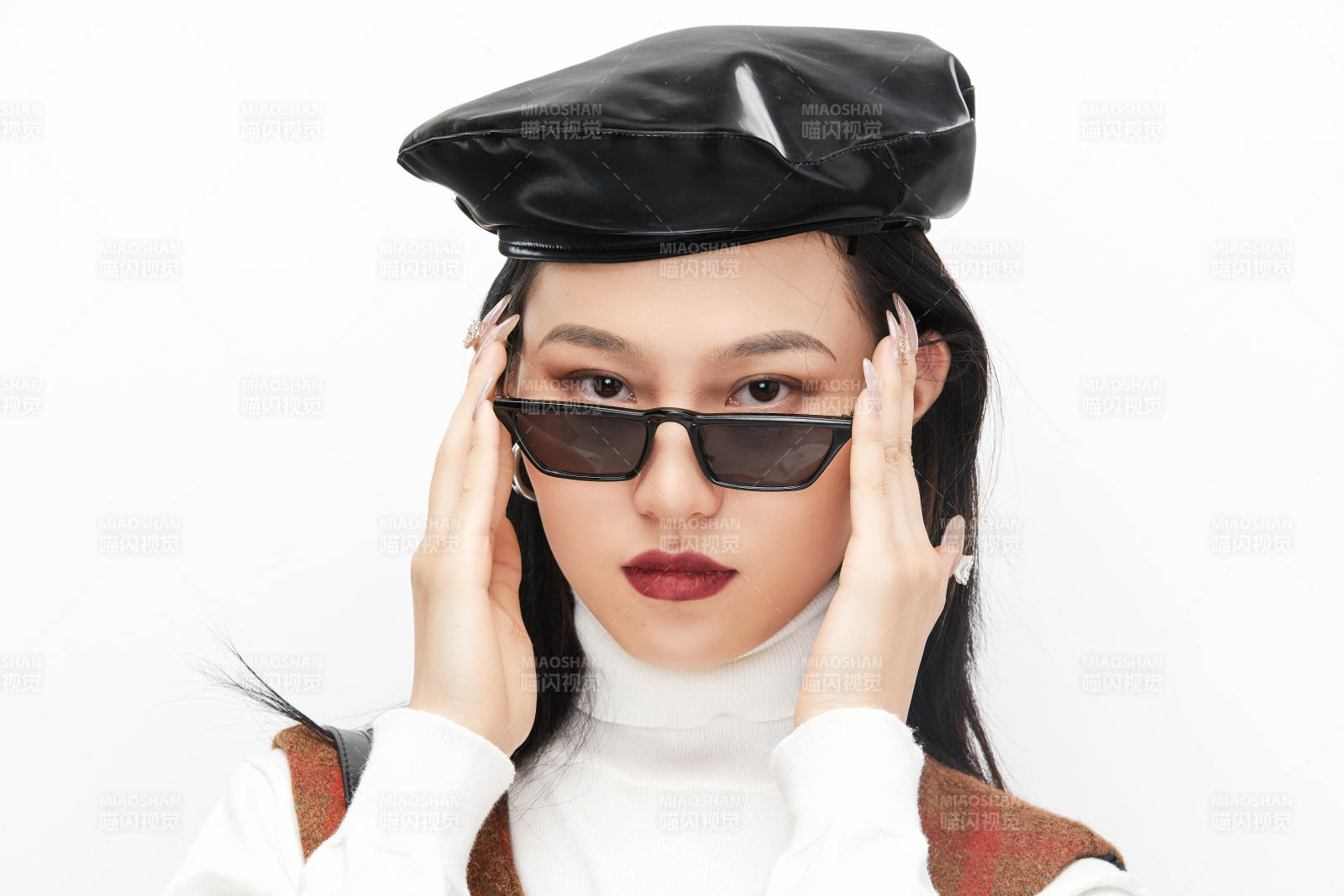 身穿復(fù)古服裝的亞洲少女人像