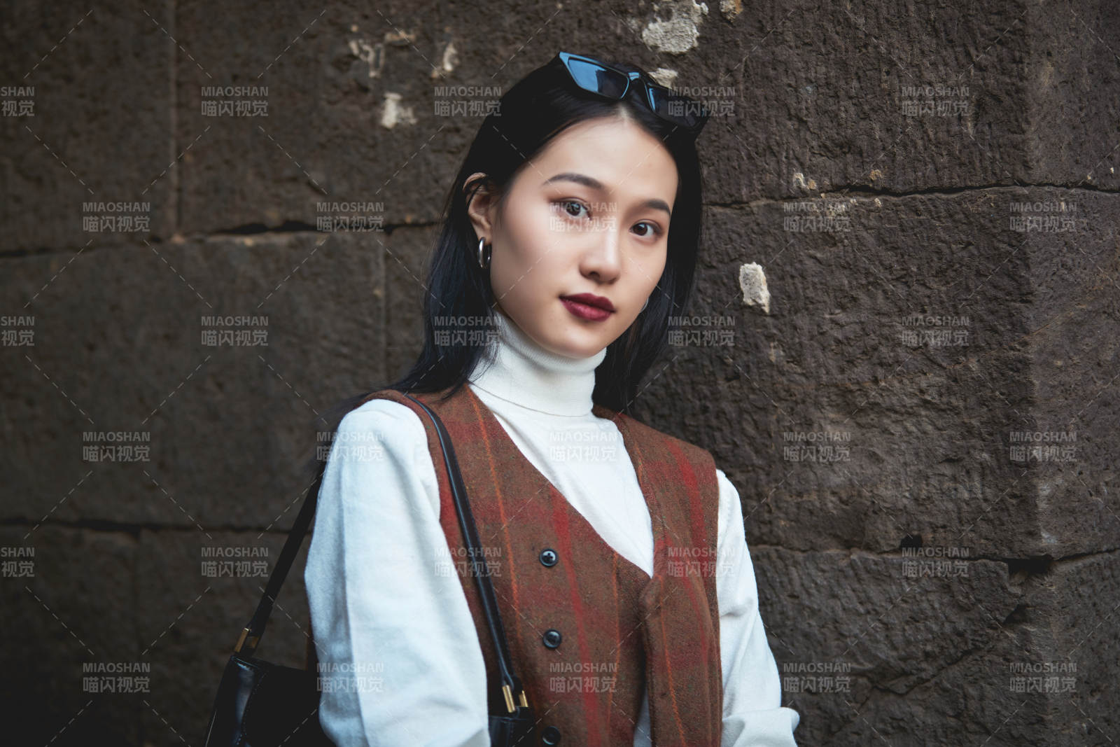 老舊城區里穿著復古港風的美麗清純少女