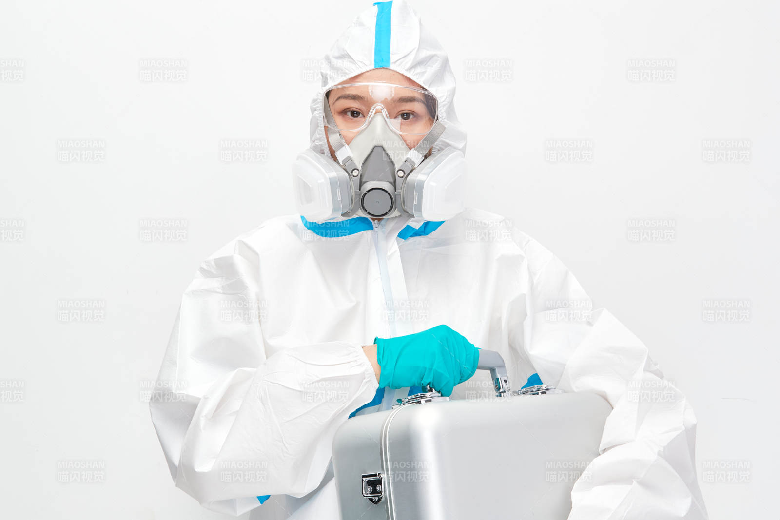 穿白色防護服佩戴護目鏡口罩的女性醫療人員