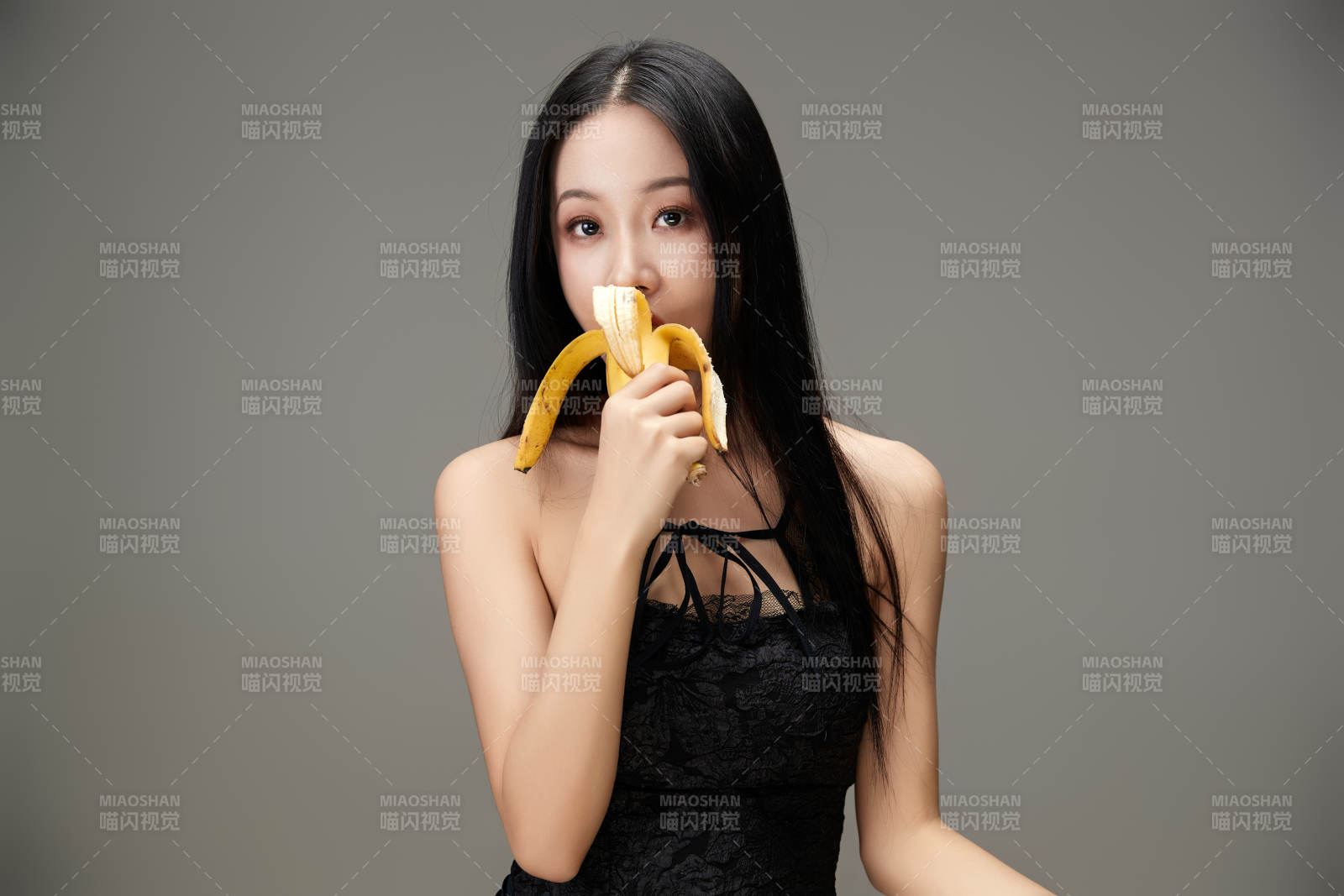 吃水果的亞洲東方長發少女