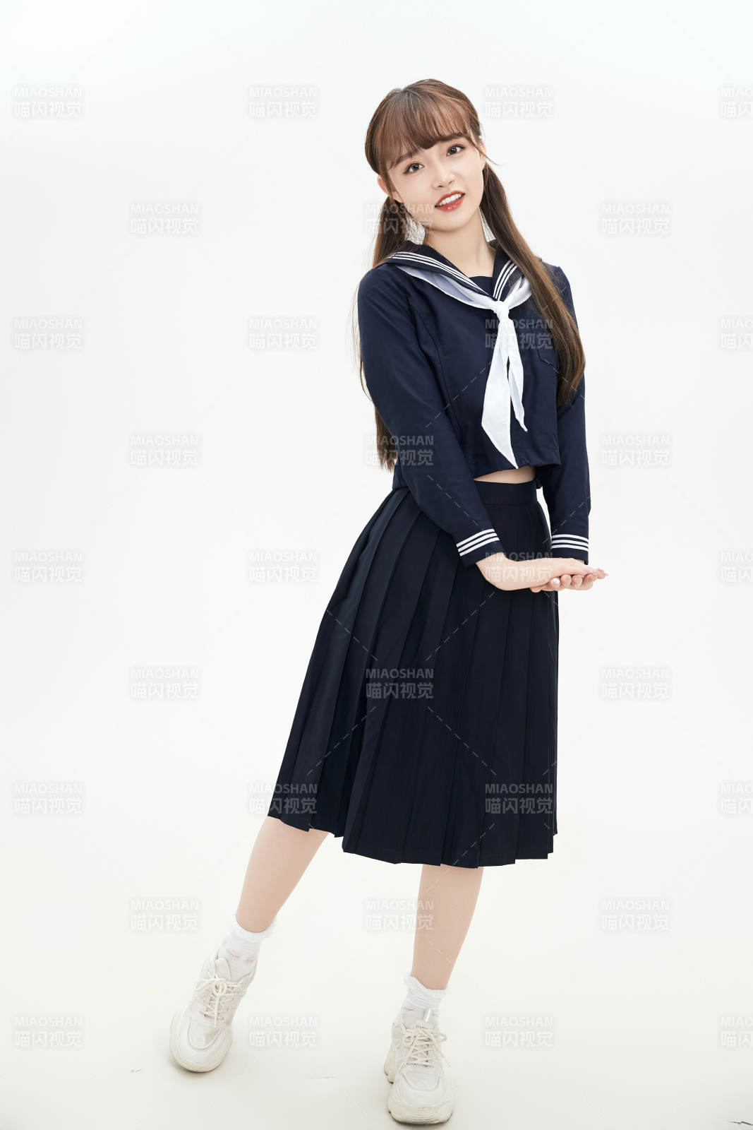 身穿日系高中制服的美麗少女