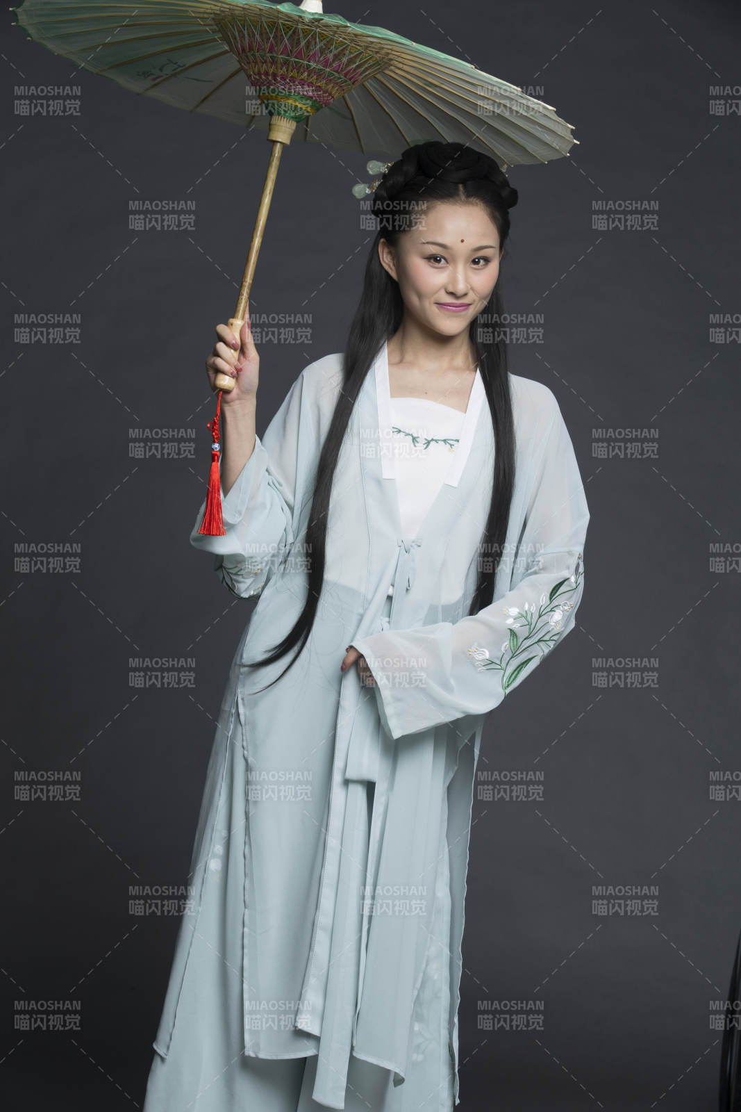 身穿古裝的漢服女性人像漢服影棚拍攝