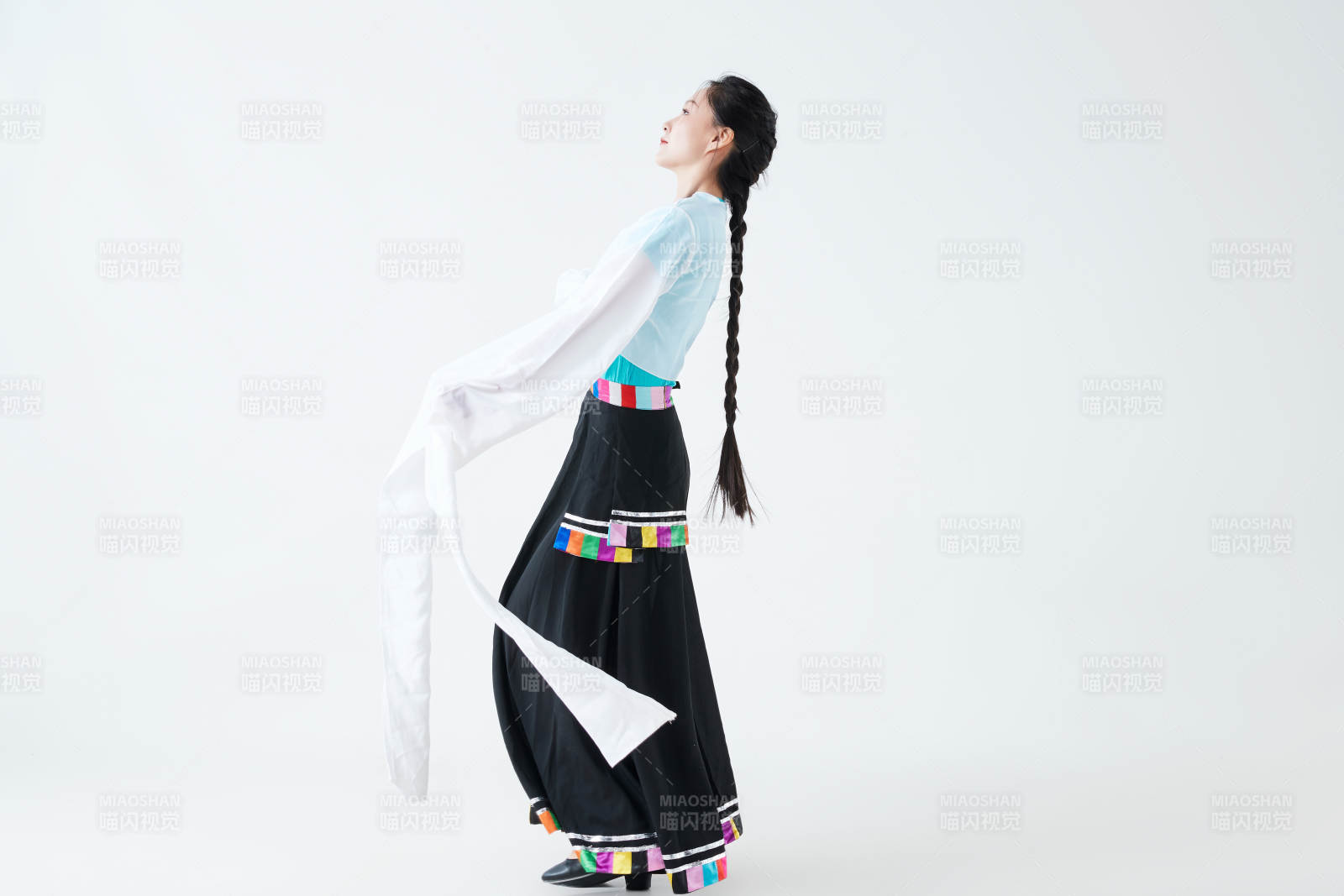 穿著藏族服飾跳著藏族舞蹈的少女