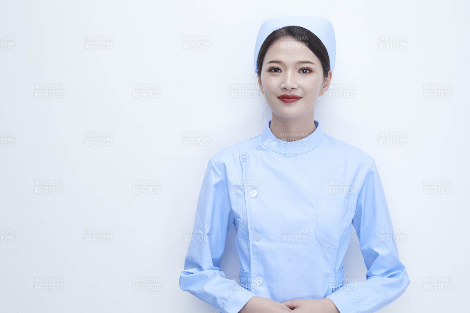 身穿藍色護士服展示各種表情的漂亮女護士