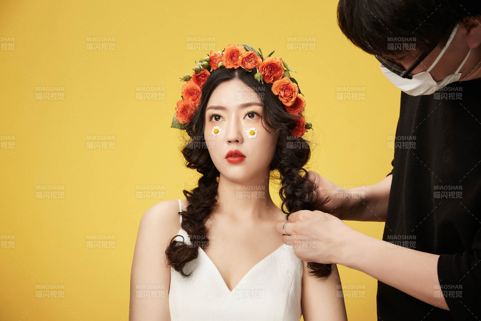 進(jìn)行美妝化妝的化妝師與模特