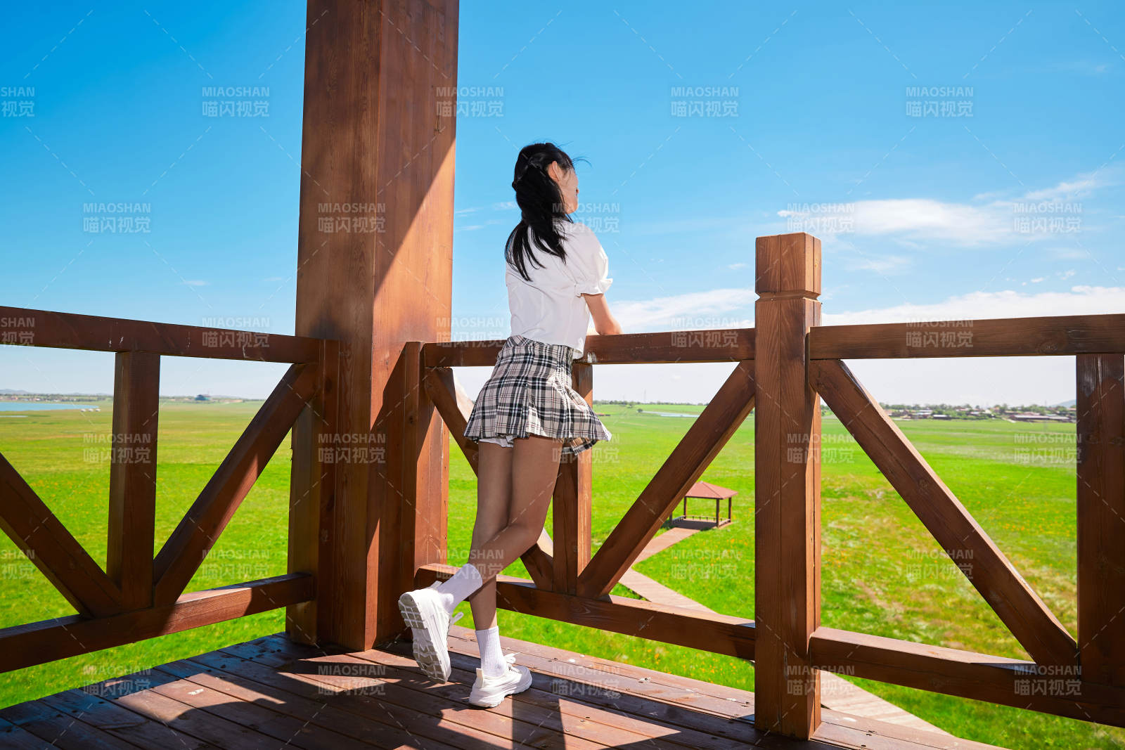 盛夏在草原濕地公園游玩的姑娘