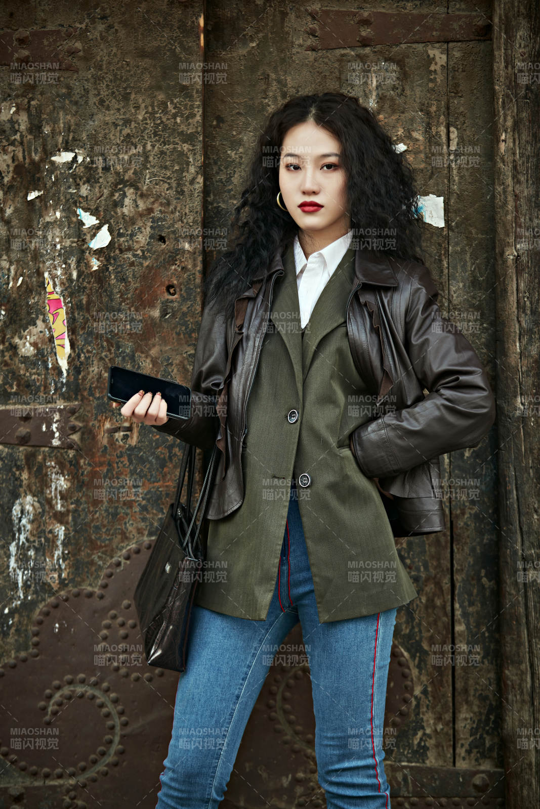 老舊城區(qū)里穿著復古港風的美麗清純少女