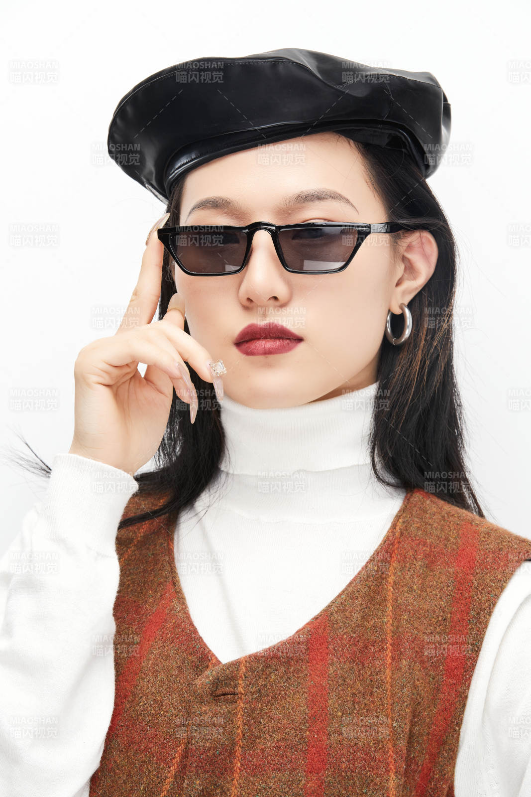 身穿復古服裝的亞洲少女人像