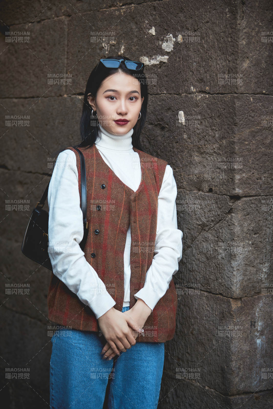 老舊城區里穿著復古港風的美麗清純少女