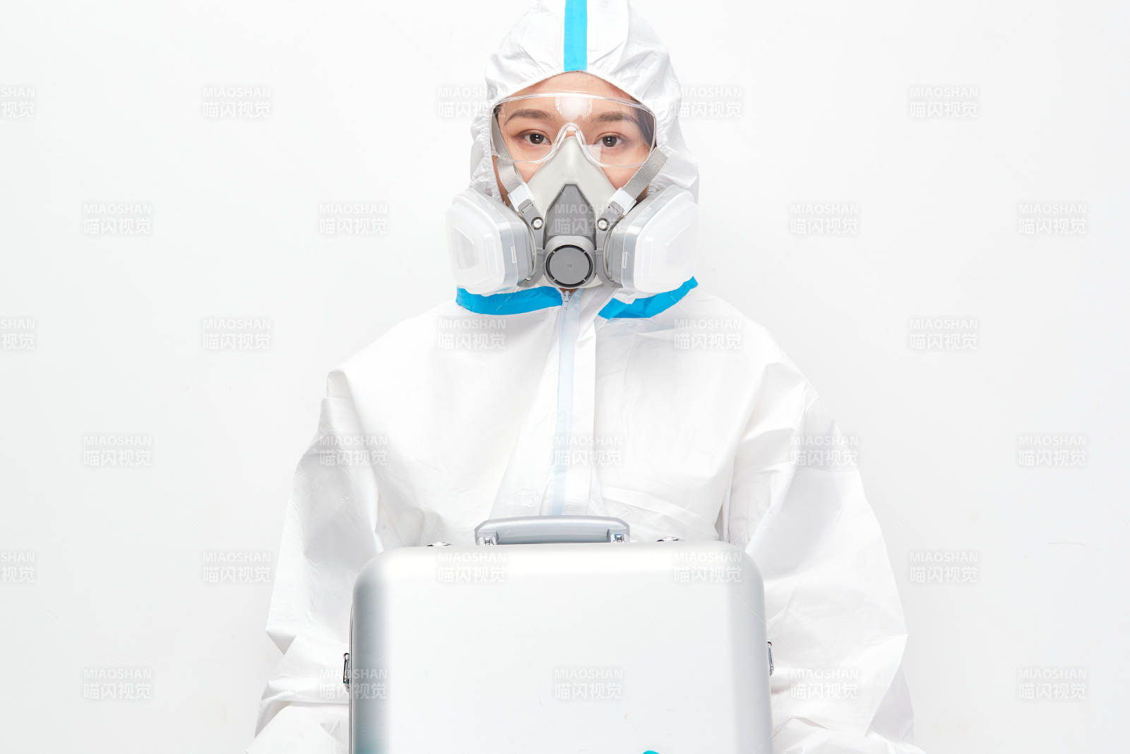 穿白色防護服佩戴護目鏡口罩的女性醫療人員