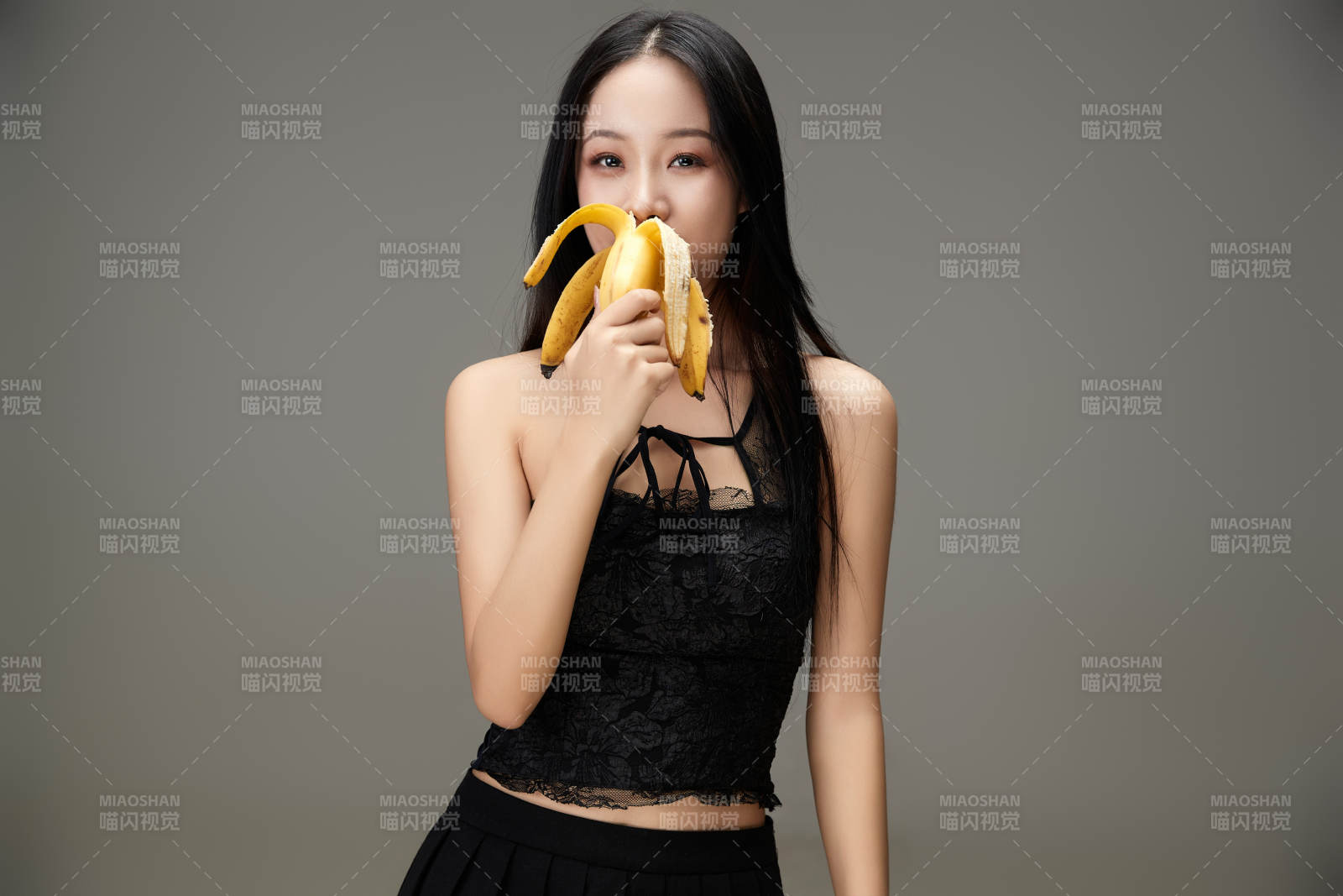 吃水果的亞洲東方長發少女