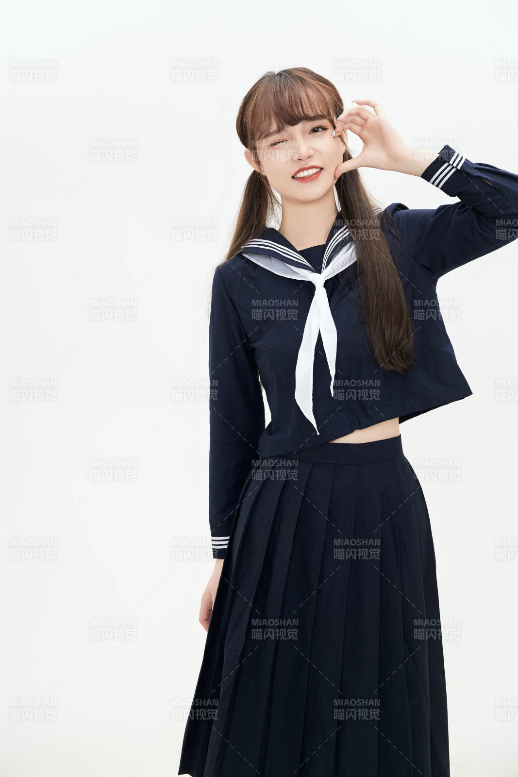 身穿日系高中制服的美麗少女