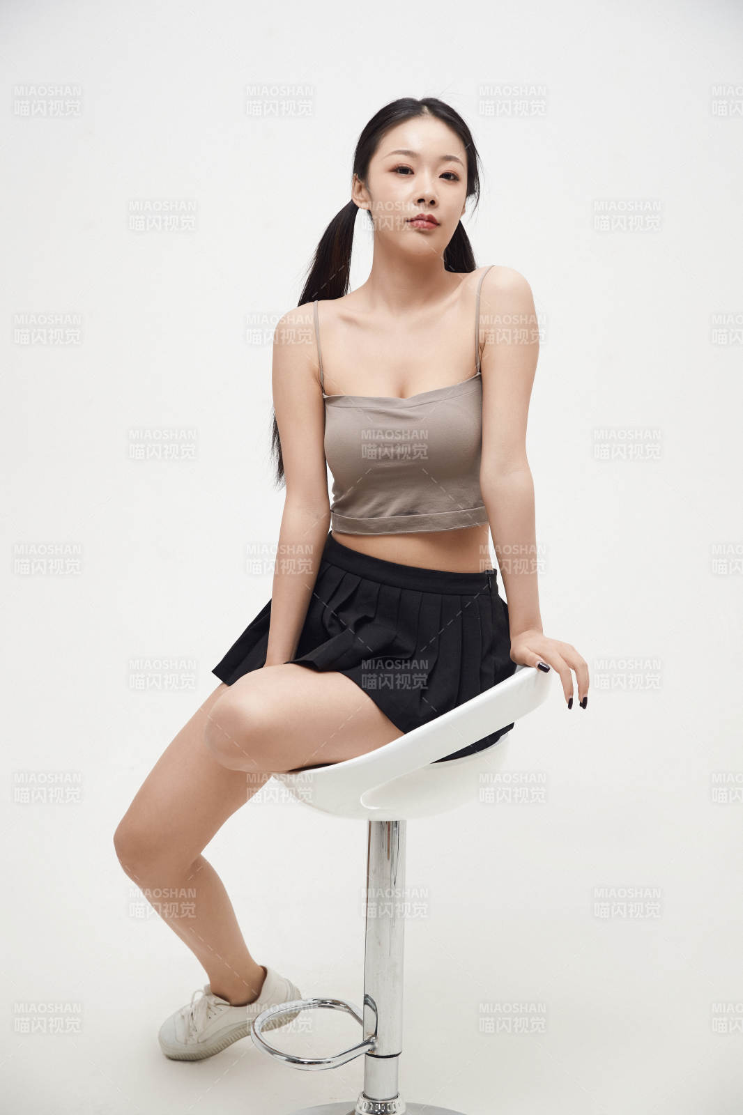 白色背景下的美麗可愛大學生