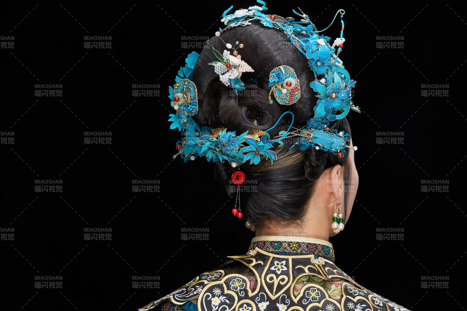 黑色背景下的清代女性古裝造型清朝古裝