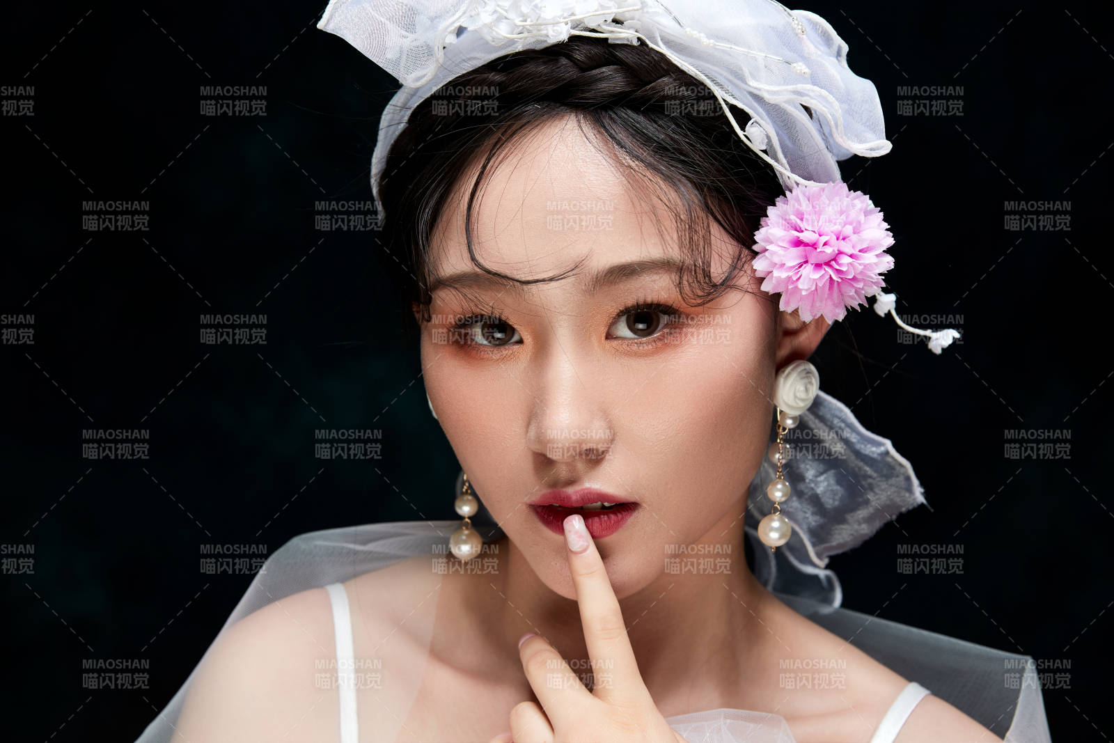 黑色背景下的女性復古婚紗妝面