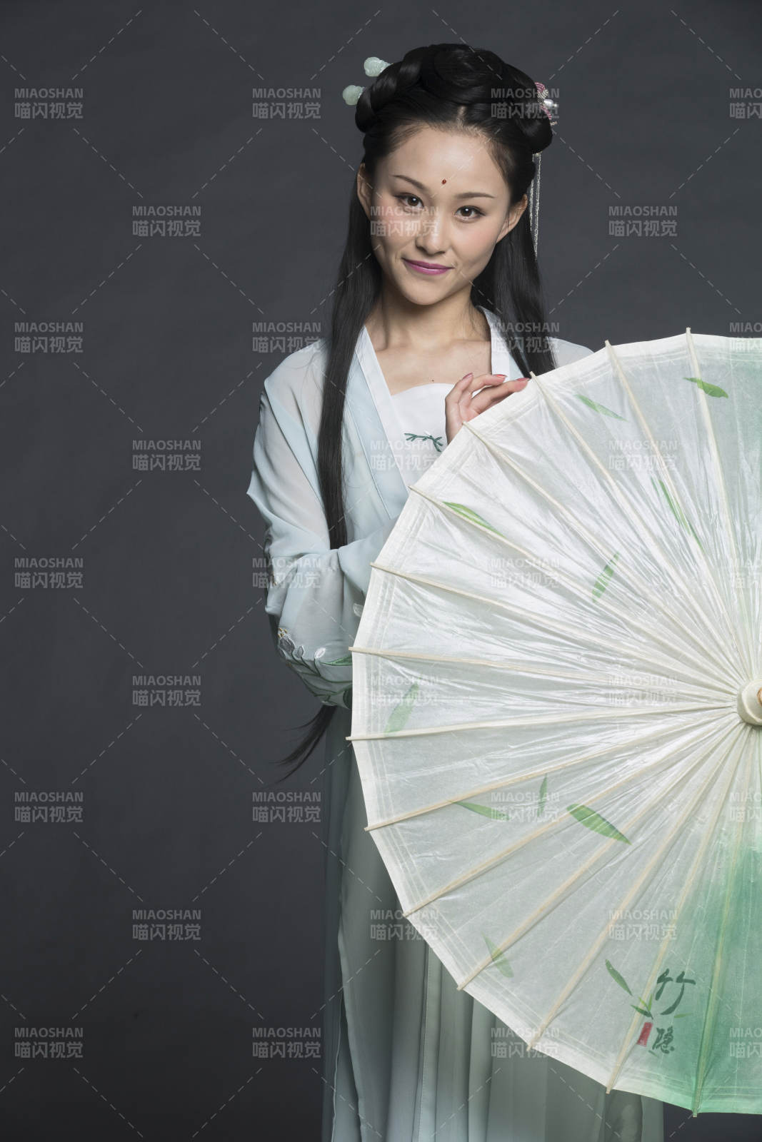 身穿古裝的漢服女性人像漢服影棚拍攝