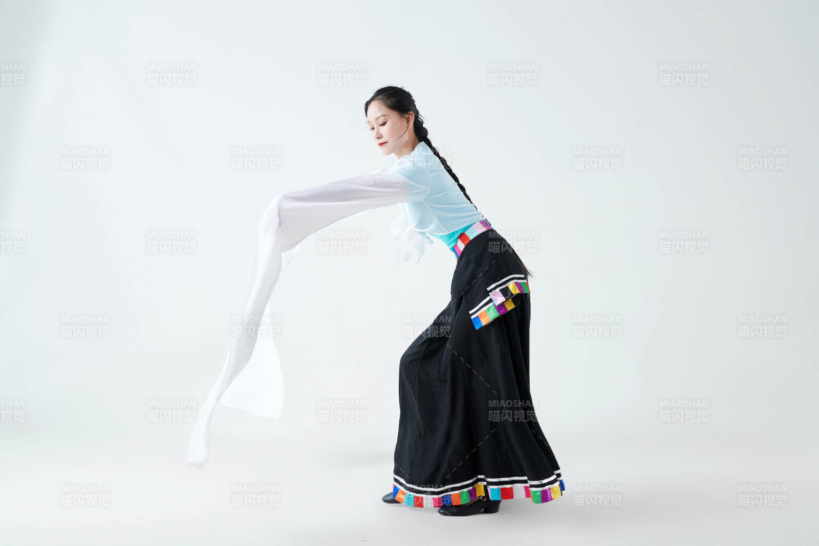 穿著藏族服飾跳著藏族舞蹈的少女