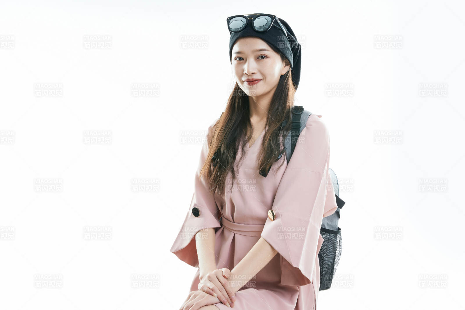 白色背景下準備出發旅行的美麗東方女大學生