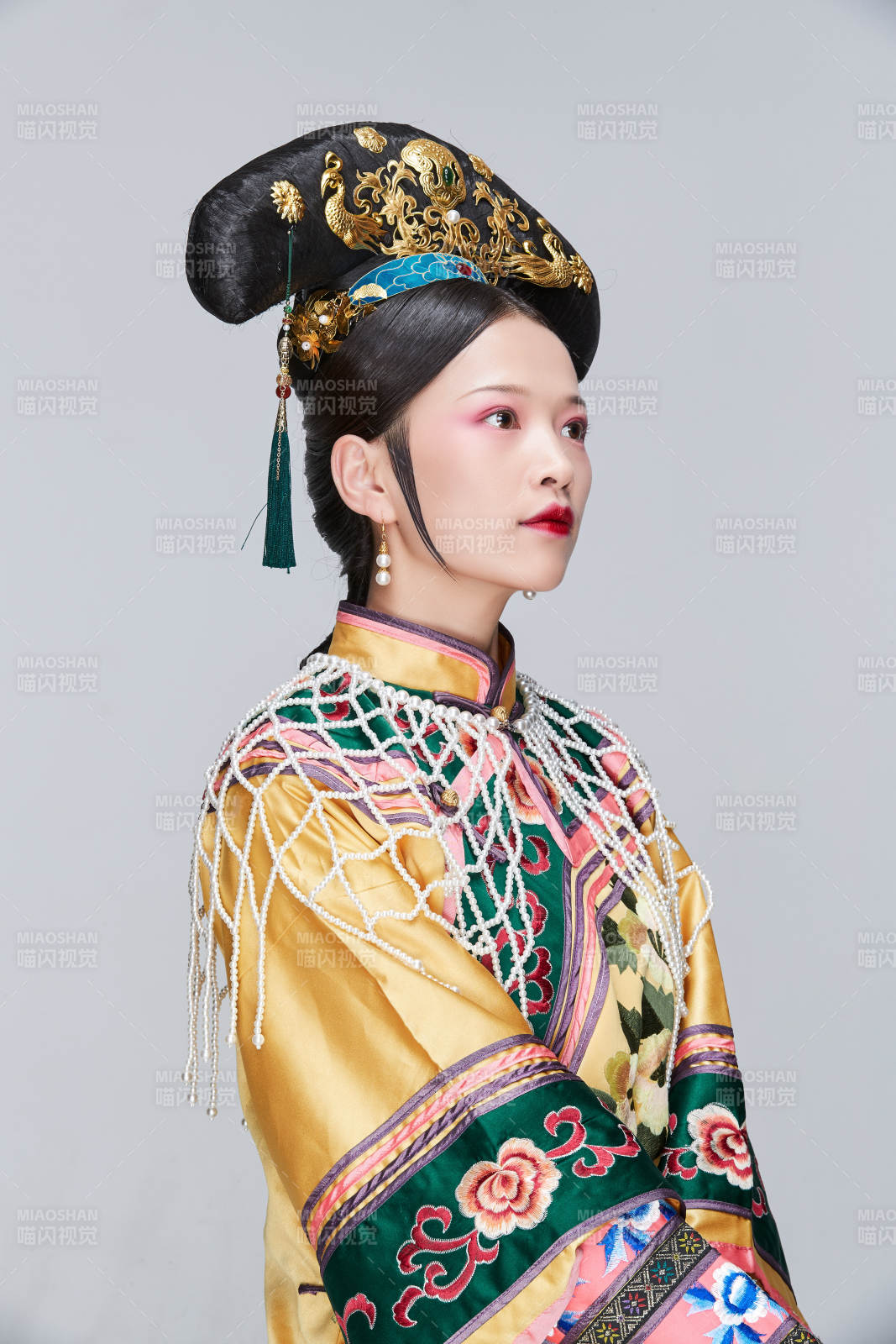 白色背景下的清代女性古裝造型清朝古裝