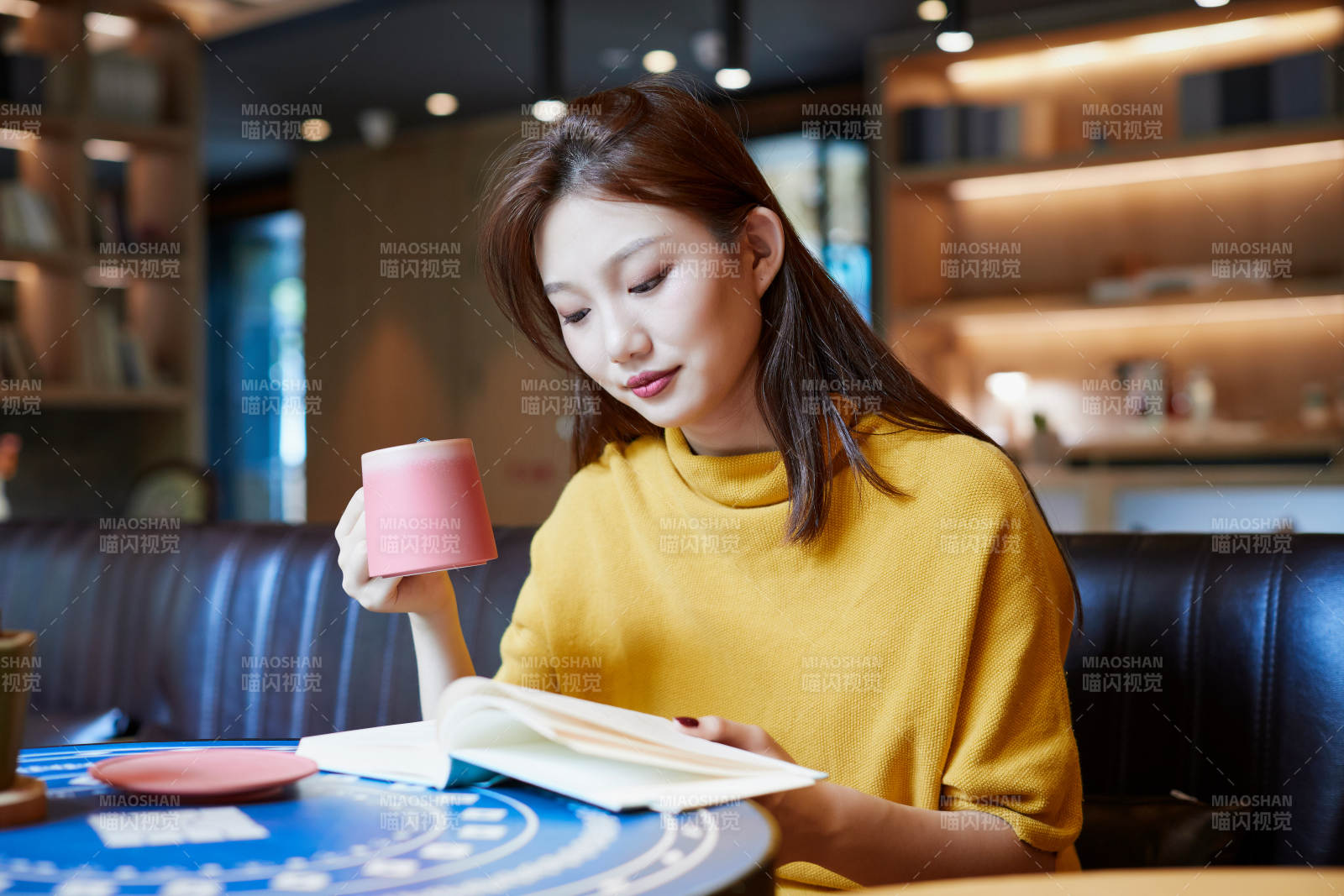 在圖書咖啡館閱讀書籍的少女