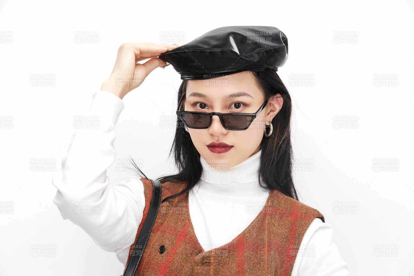 身穿復古服裝的亞洲少女人像