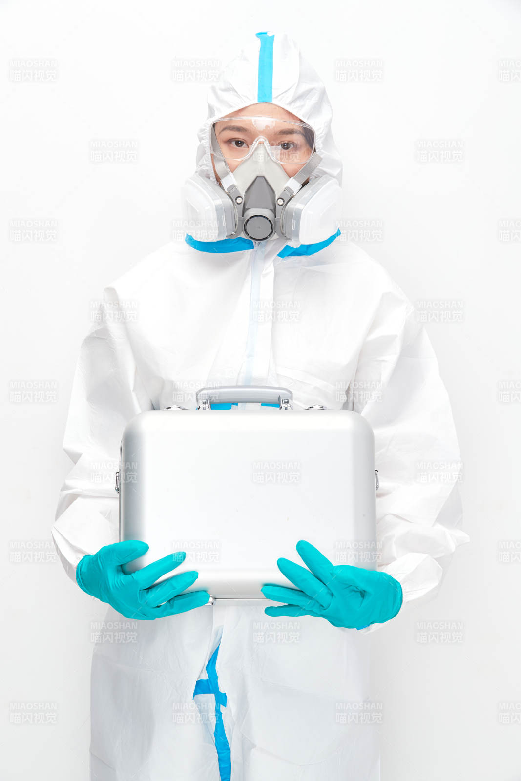 穿白色防護服佩戴護目鏡口罩的女性醫(yī)療人員