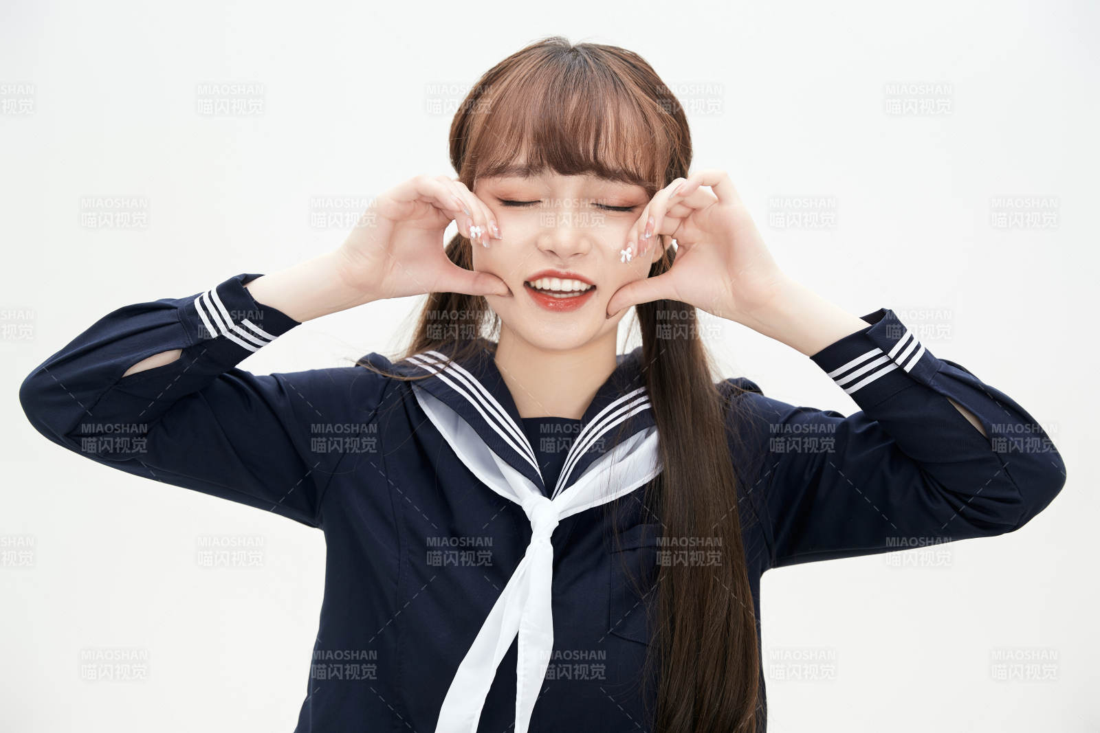 身穿日系高中制服的美麗少女